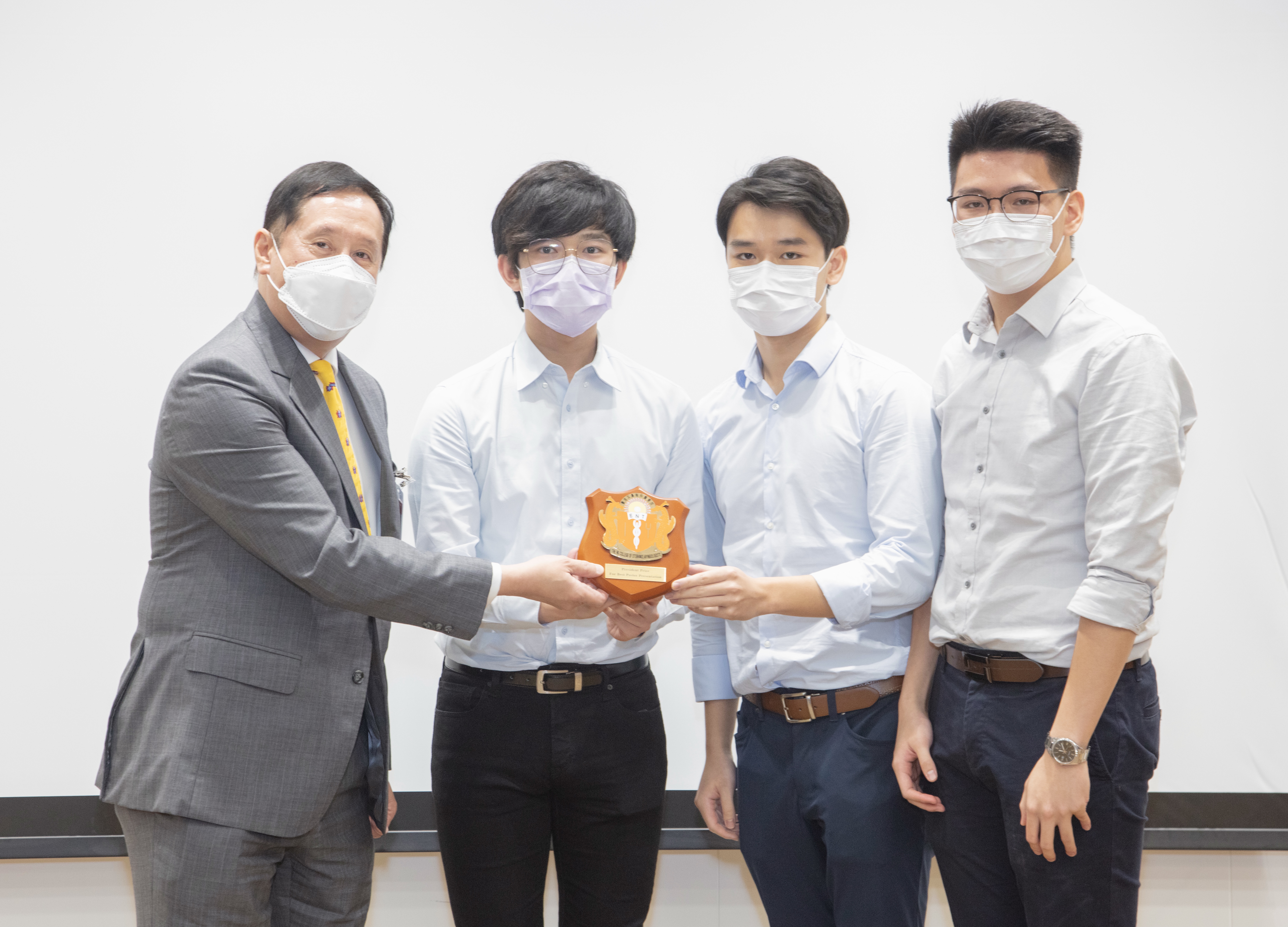The students receives the prize from Dr Victor Abdullah (1st from the left), the President of The Hong Kong College of Otorhinolaryngologists.
